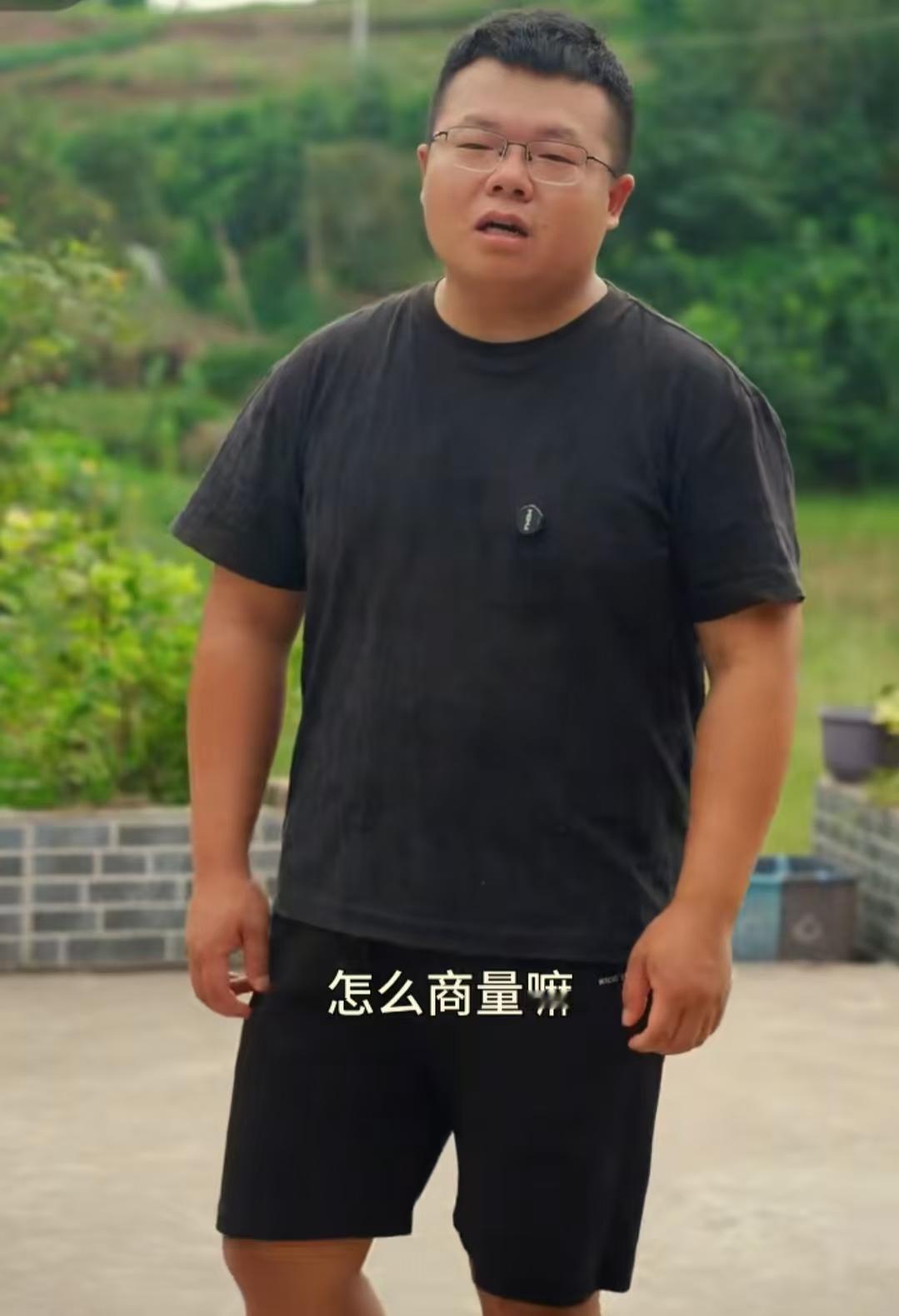 现在全网最烦恼的男就是渝乡桃子了吧！
不是因为卖菜刀不好卖也不是因为拍视频没人看