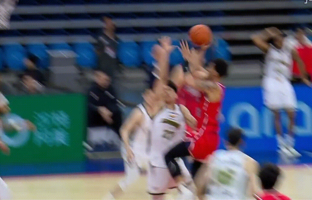 一柱擎天！徐昕关键时刻连续得分，以一己之力打爆辽宁队内线啊，莫兰德在他面前就像个