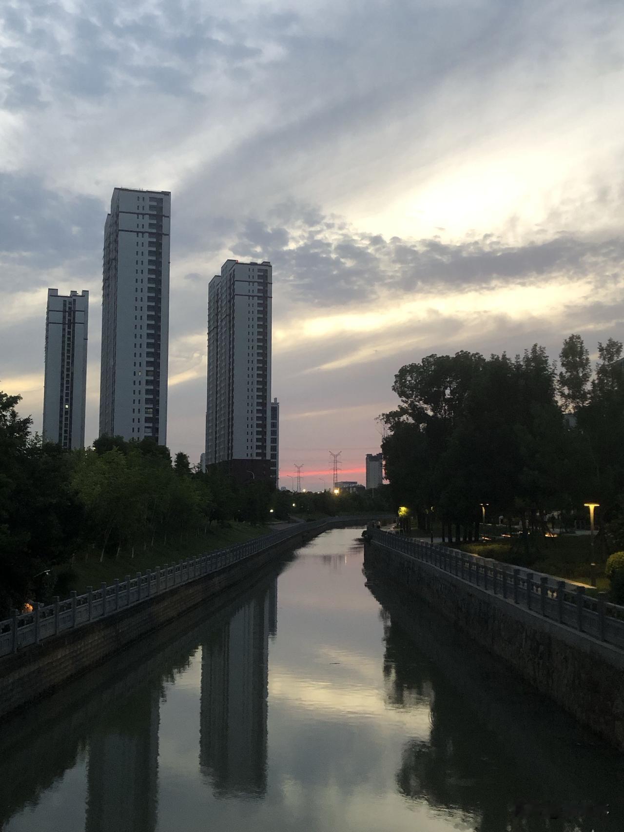 记录我的2026傍晚沿着河边慢慢走，晚风带着凉意，夕阳把河水染成温柔的颜色。沿途