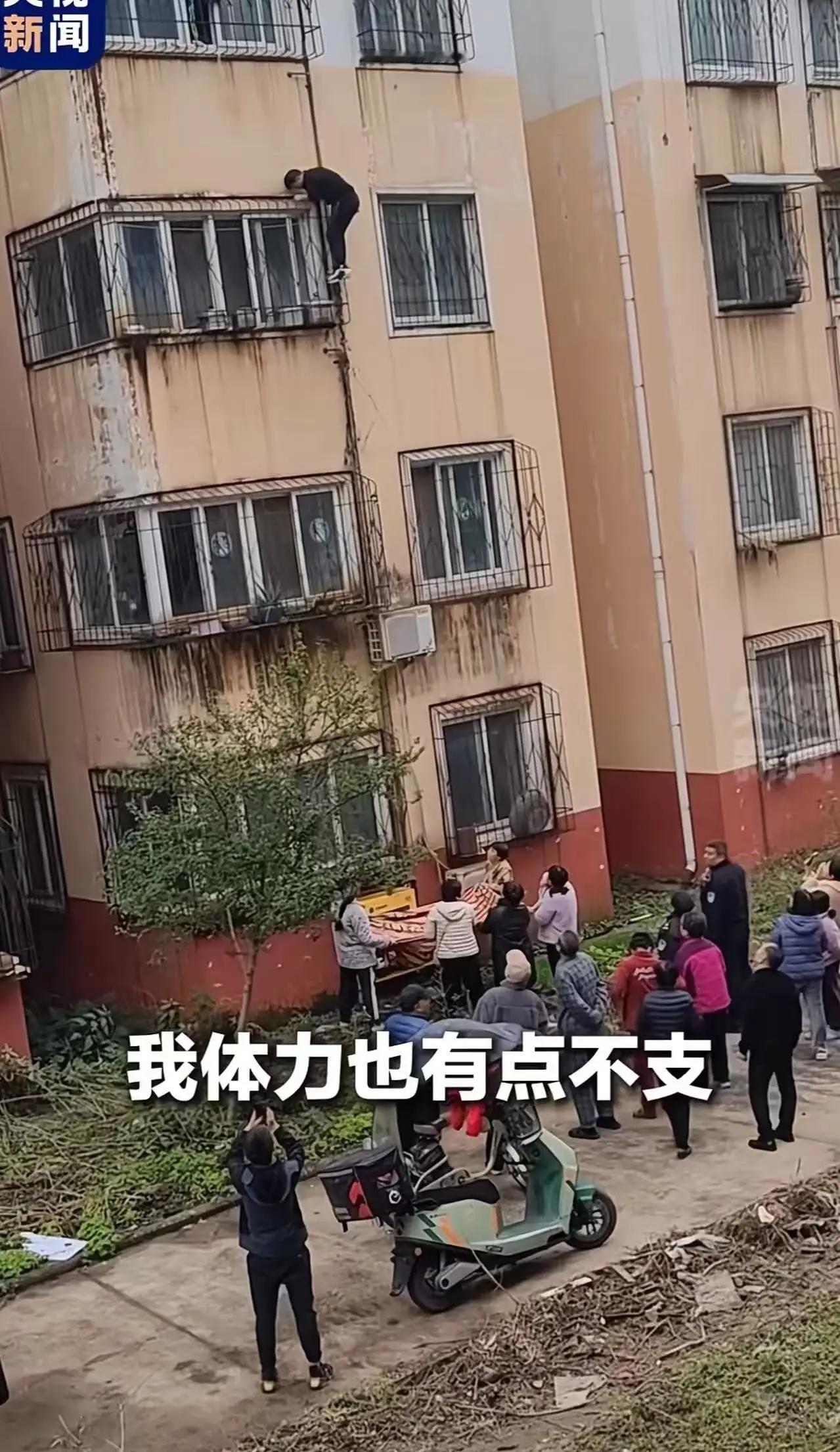 这个外卖员火到央视新闻”在开封发生了一场惊心动魄的救援——一个幼童头卡在防盗窗里