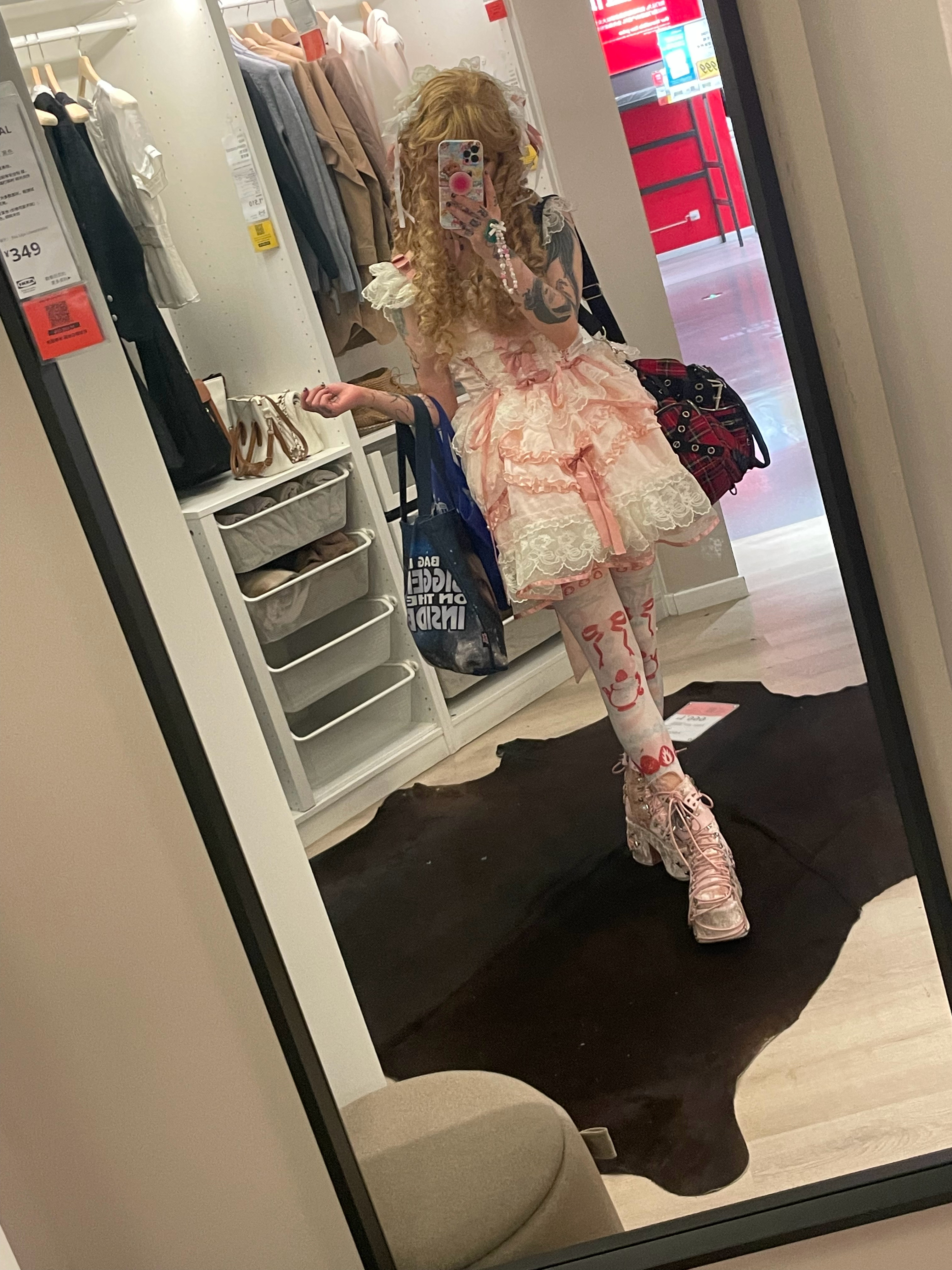 单穿jsk就从一个路过穿lo的人增值成了一个路过纹大花臂穿lo的人，在展子大家习
