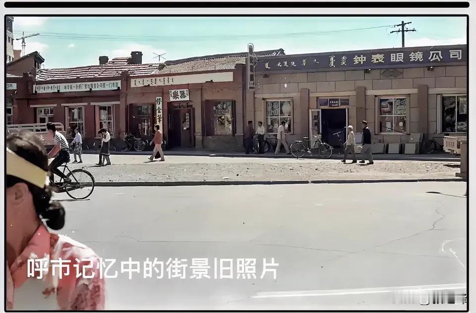 呼和浩特旧照片：这是一张被好些呼市人遗忘的一处旧街角街景，（欣赏旧照片请点击我的