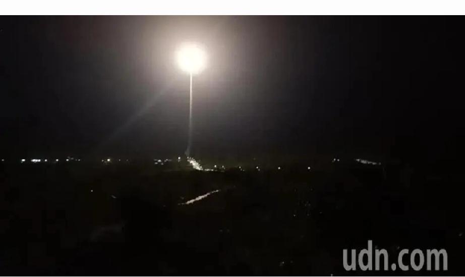 亮光划破夜空！台中科院夜间试射导弹震撼登场
 
今晚7时40分，台中科院在台东成