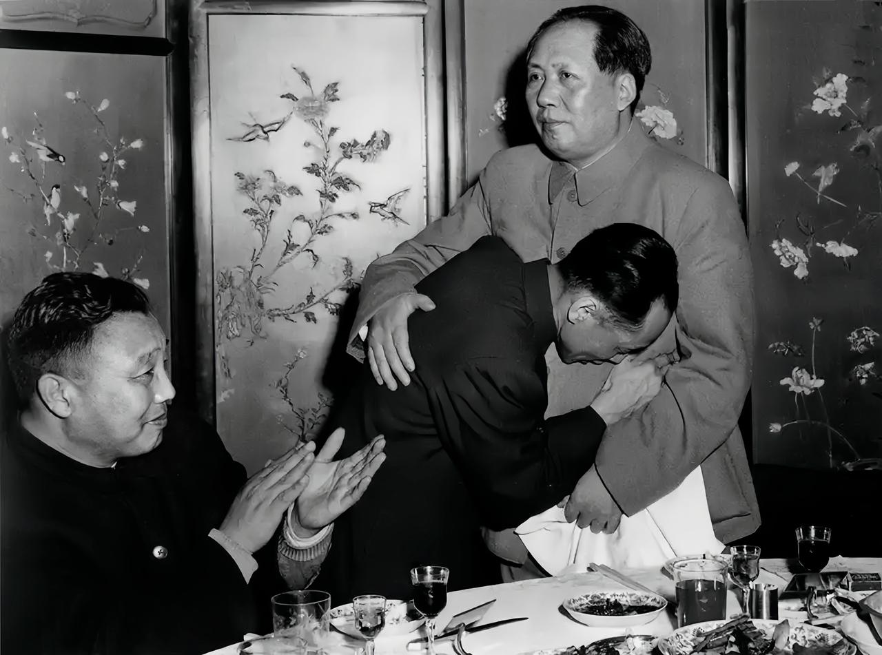 下图拍摄于1956年2月1日，地点是中南海怀仁堂。当时，毛泽东正在这里盛情招待参