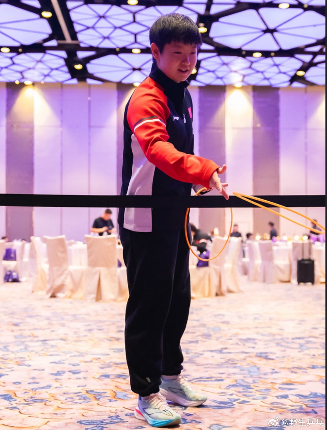 孙颖莎玩套圈 WTT澳门冠军赛将于今日至9月14日，在中国澳门东亚运动会体育馆举