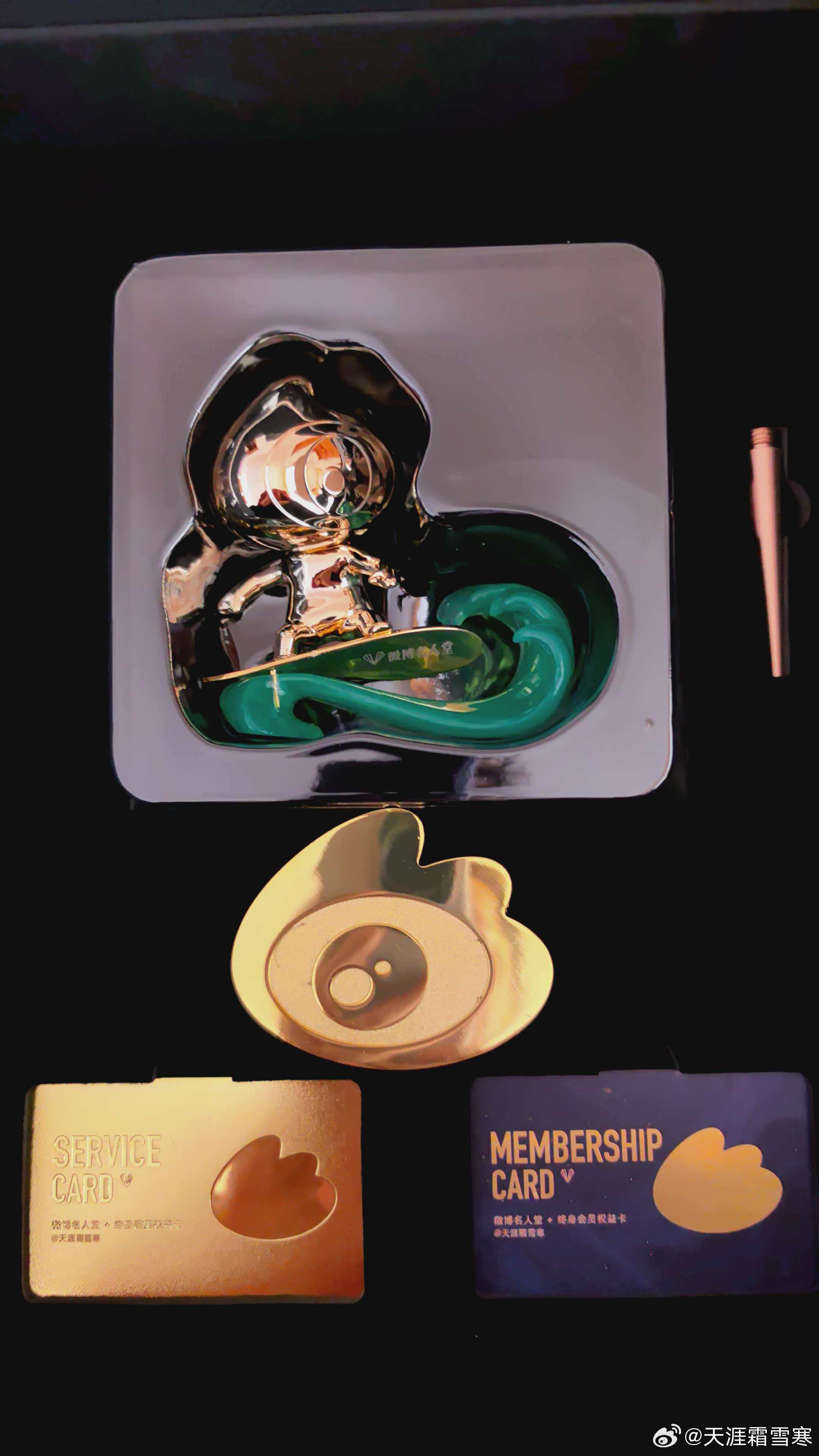 收到了新浪微博寄给我的百万粉丝纪念礼盒、贺信，寄到了老家，委托家人拍照发给我，都