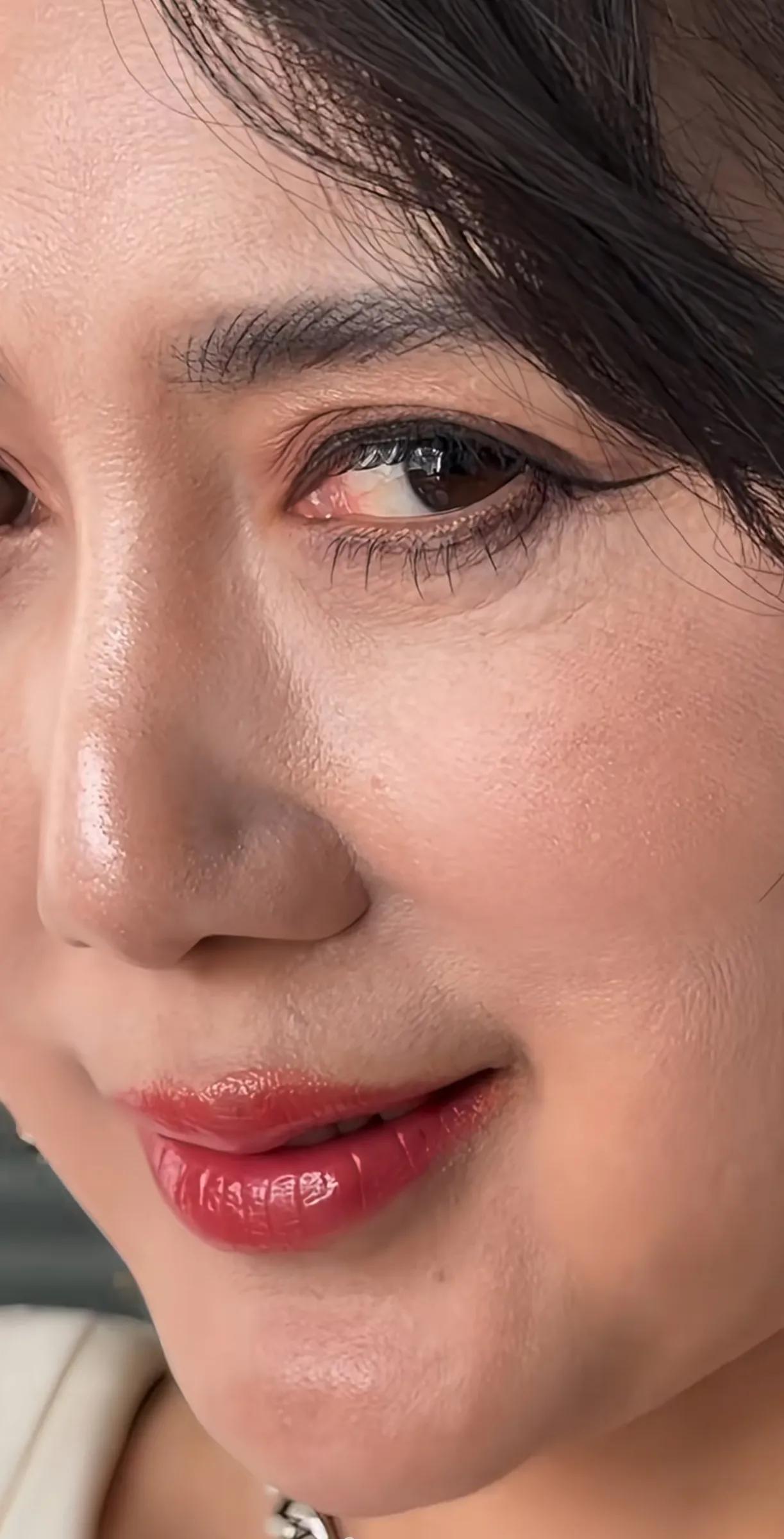 这个女人太美了，怼脸拍都这么美，虽然眼部松弛有老了的痕迹，但是一点都不影响她的美