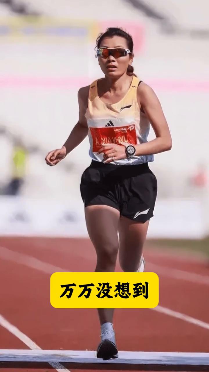 夏雨雨不为人知的故事。
万万没想到，成都大运会女子1万米决赛还剩最后一圈时，还排