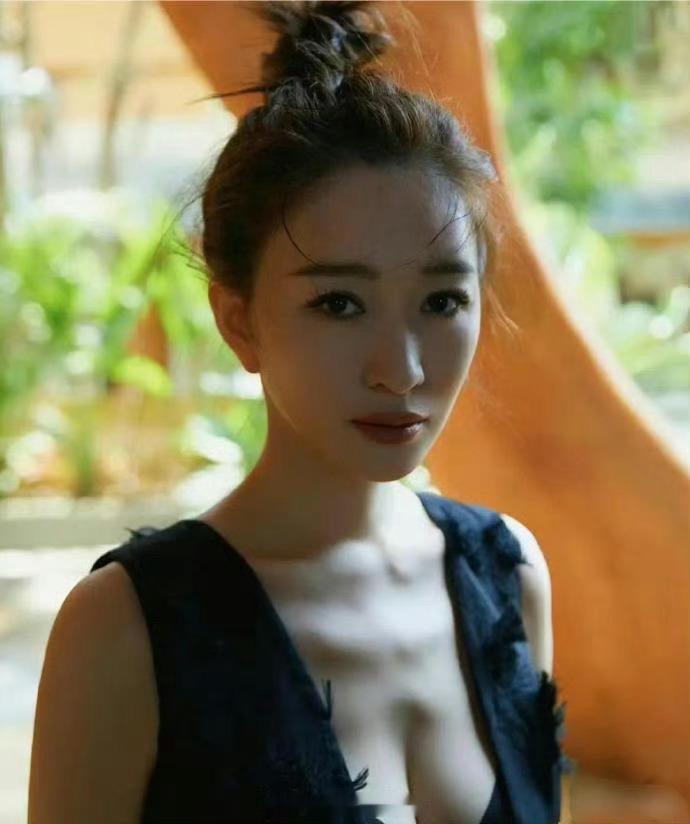 李小冉是怎么做到皮包骨了还有胸的 