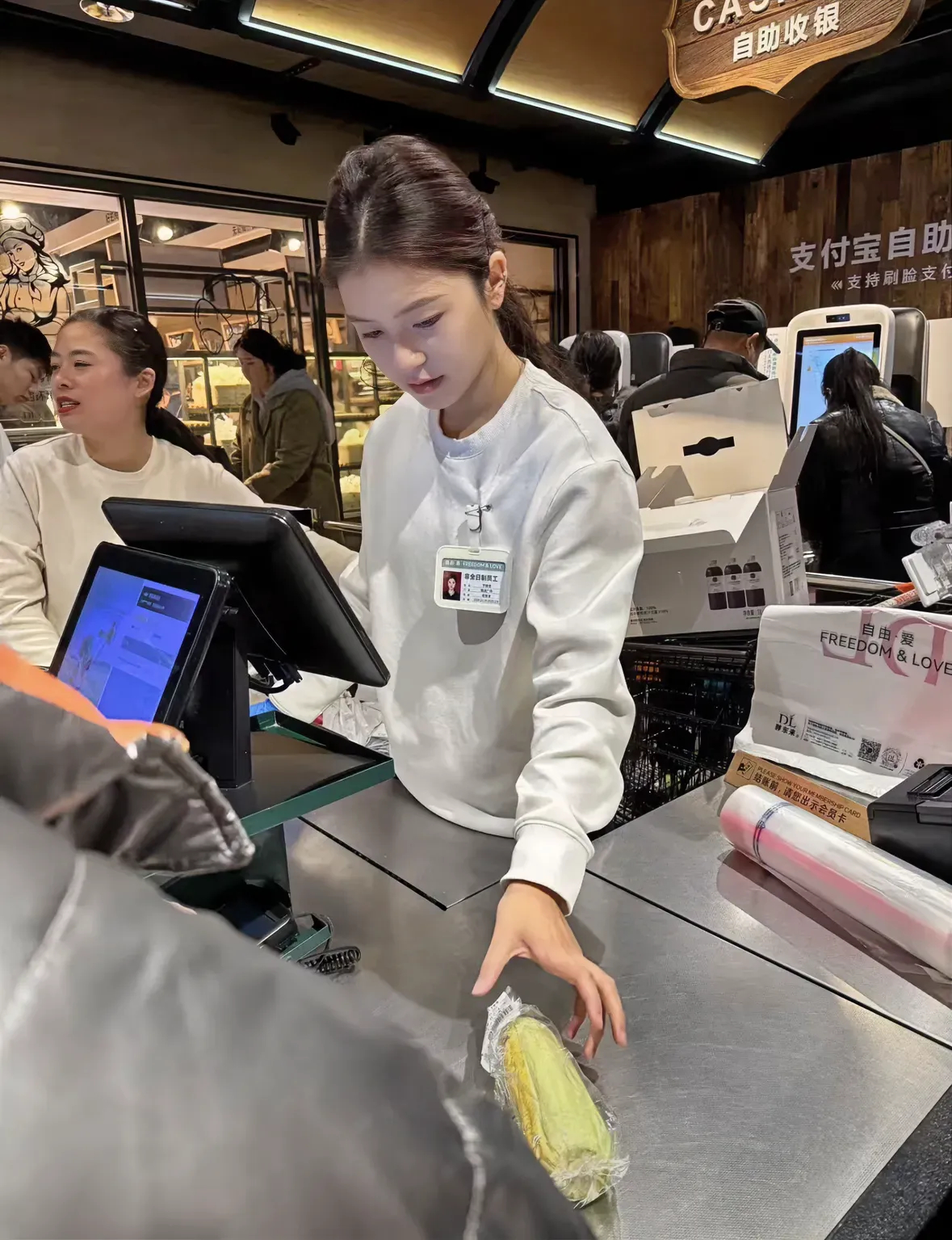 胖东来收银小姐姐，都这么漂亮吗？ 这都是按照空姐标准招人的吗？ 听说付款的小哥哥