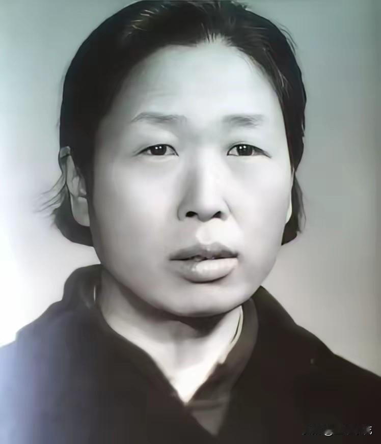 她曾担任原中组部副部长，阻碍平反工作，1977年中央免去职务，被调回北京二七机车