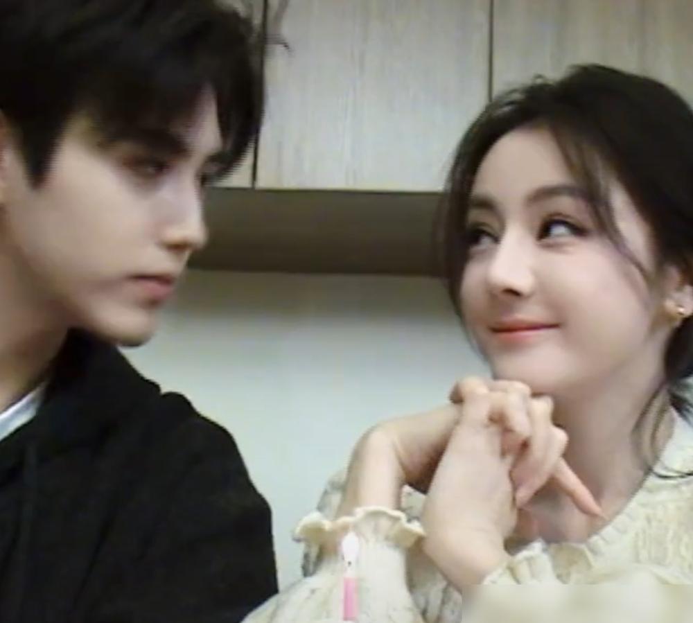 别再吹迪丽热巴活过来了。
我告诉你，她跟陈飞宇这场抖音营业，根本不是撒糖，是两