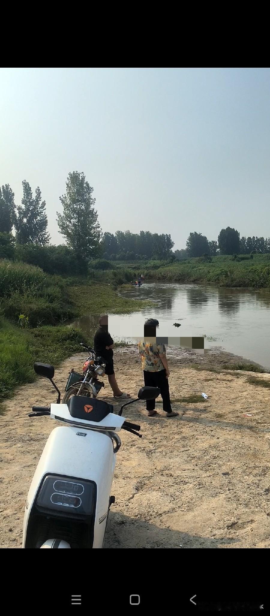 炎热的夏天是溺水的高发期，无论大人还是小孩，千万不要到水深的河道或沟渠里去戏水，