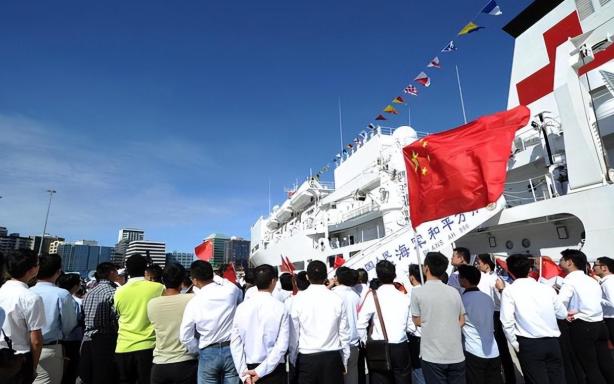 中外真实差距有多硬核？他国收费撤侨、灰产泛滥，中国实力全民兜底。战乱撤侨最见大国