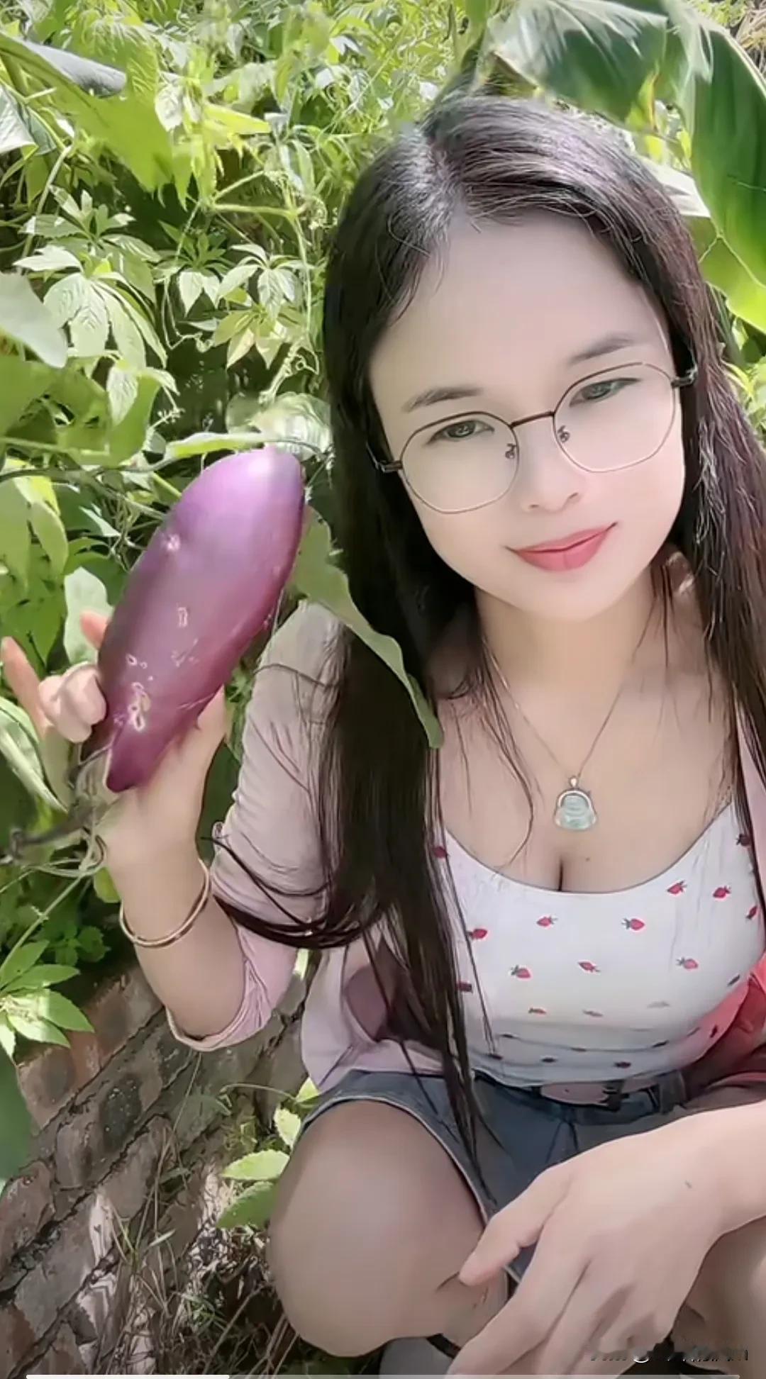 妹子，这个茄子🍆太粗了不好吃了，而且也不够新鲜，介意你换一个！
#长的丑但是美