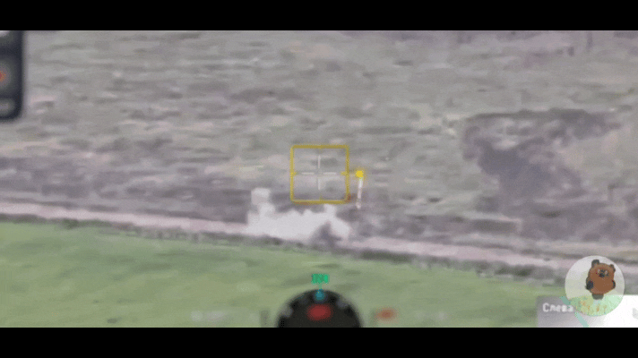 俄军侦察无人机乌军在一段道路上放了上百架光纤FPV，于是迅速上报。而俄军的打击手