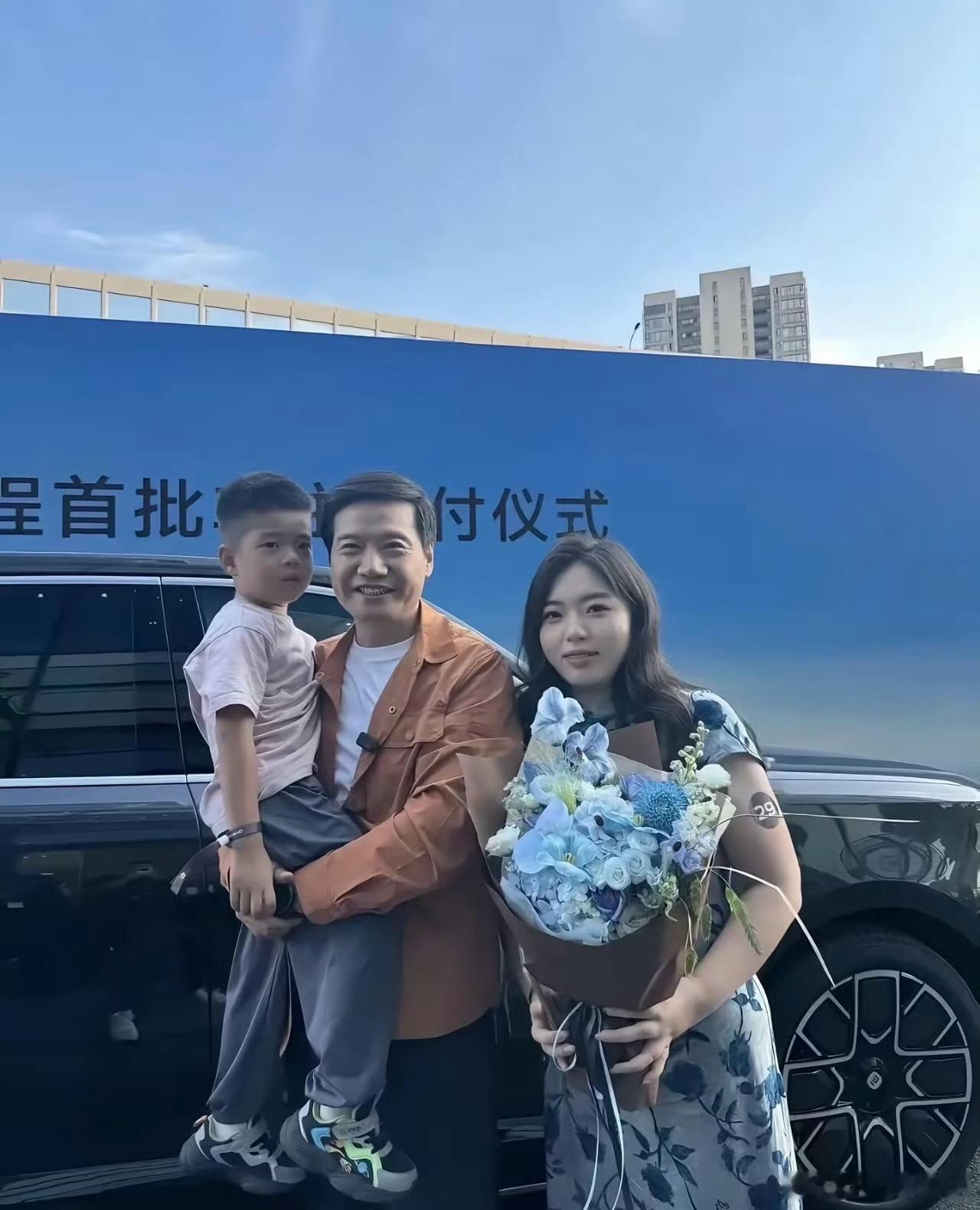 雷军总结小米澎程交车活动 三个人高高兴兴的提车了[哈哈][哈哈][哈哈] ​​​