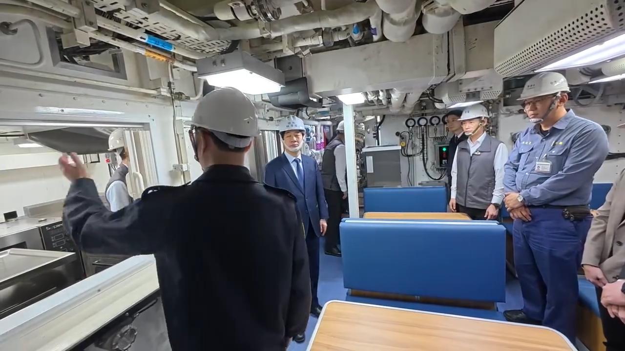 省队展示“海鲲”号潜艇内部