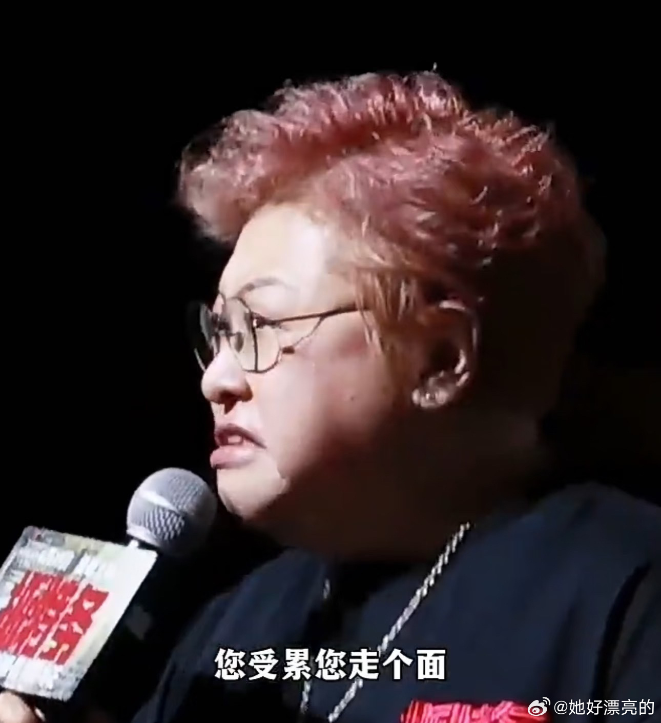 不知道韩红招谁惹谁了？就是给朋友吆喝两句，就被许多人非议。 韩红在冯小刚电影发布