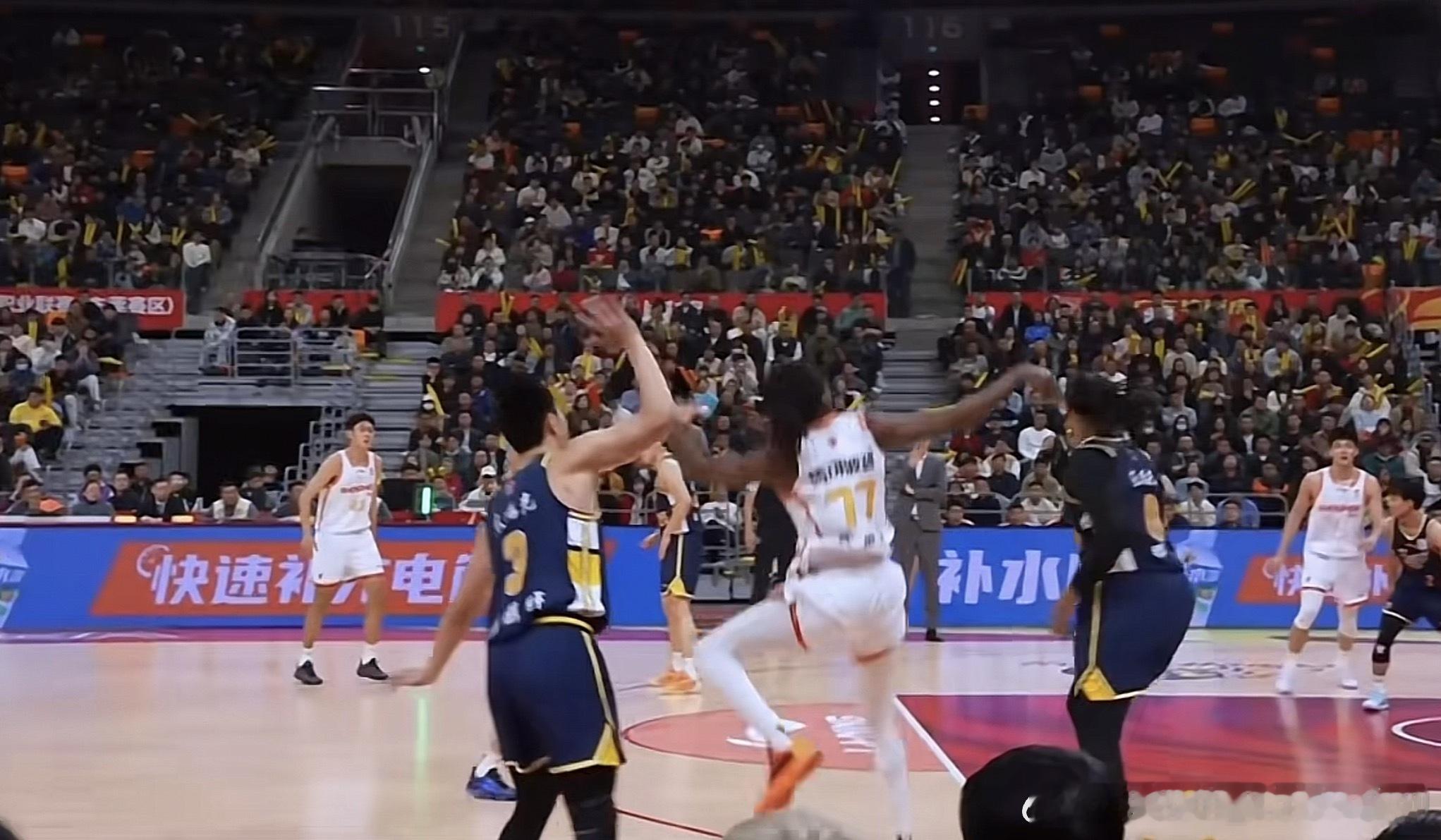 广东男篮和深圳男篮双方三分线外投出74记3分球，出手占比48.6%，纯魔球时代广