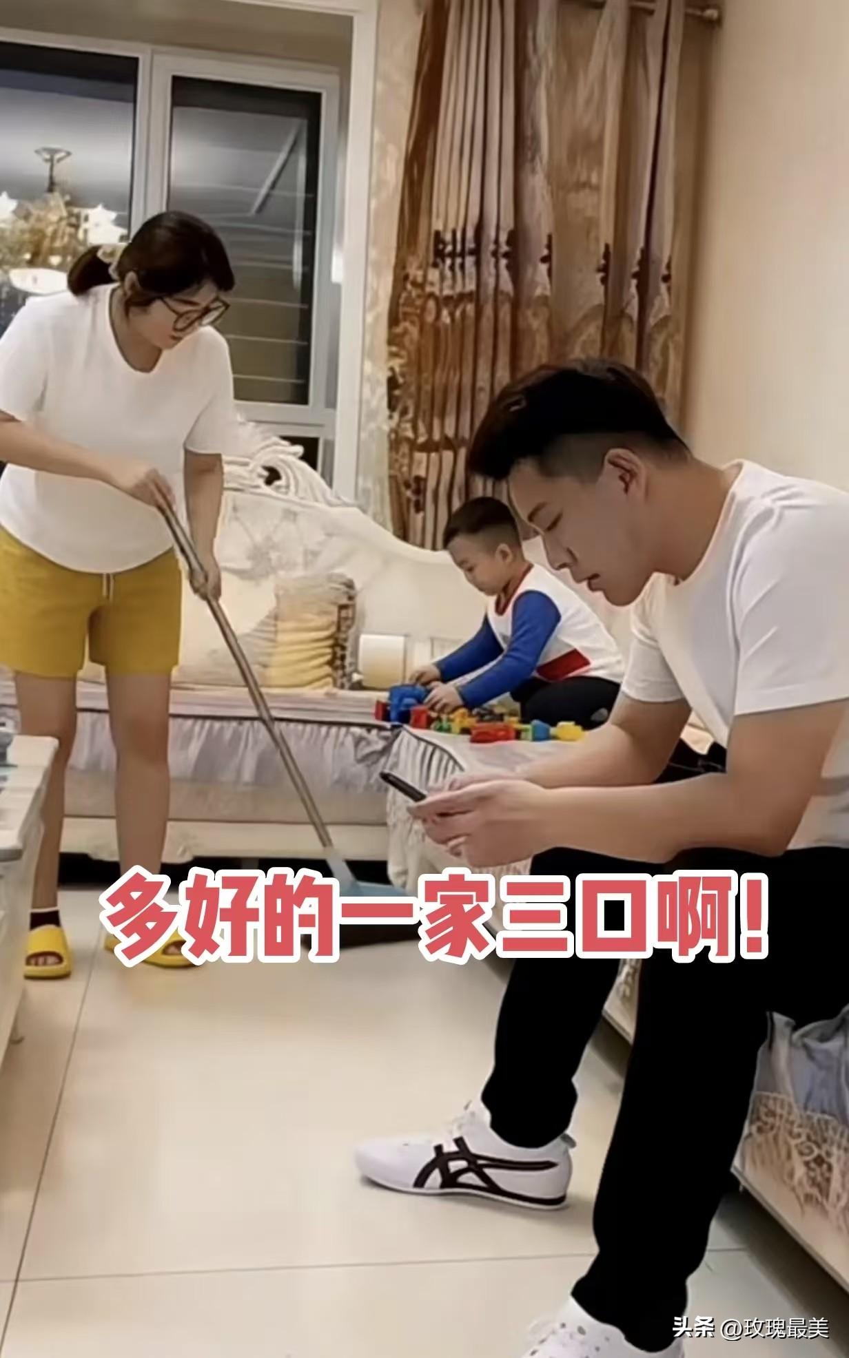 看着这个画面不禁让人感叹，曾经一家幸福的三口，如今只剩下小洲洲一人。有网友爆料说