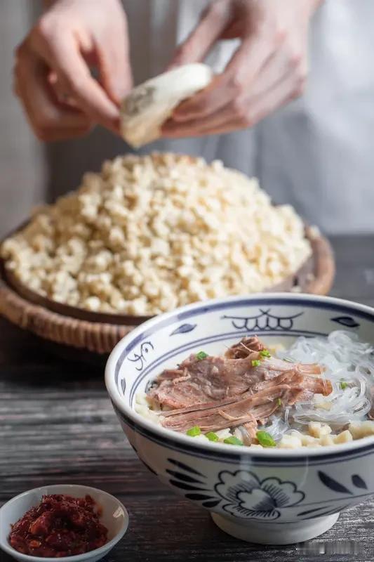 你在哪里吃过美味的羊肉泡馍?去西安回民街吃过陕西的羊肉泡馍，也吃过山西运城的羊肉