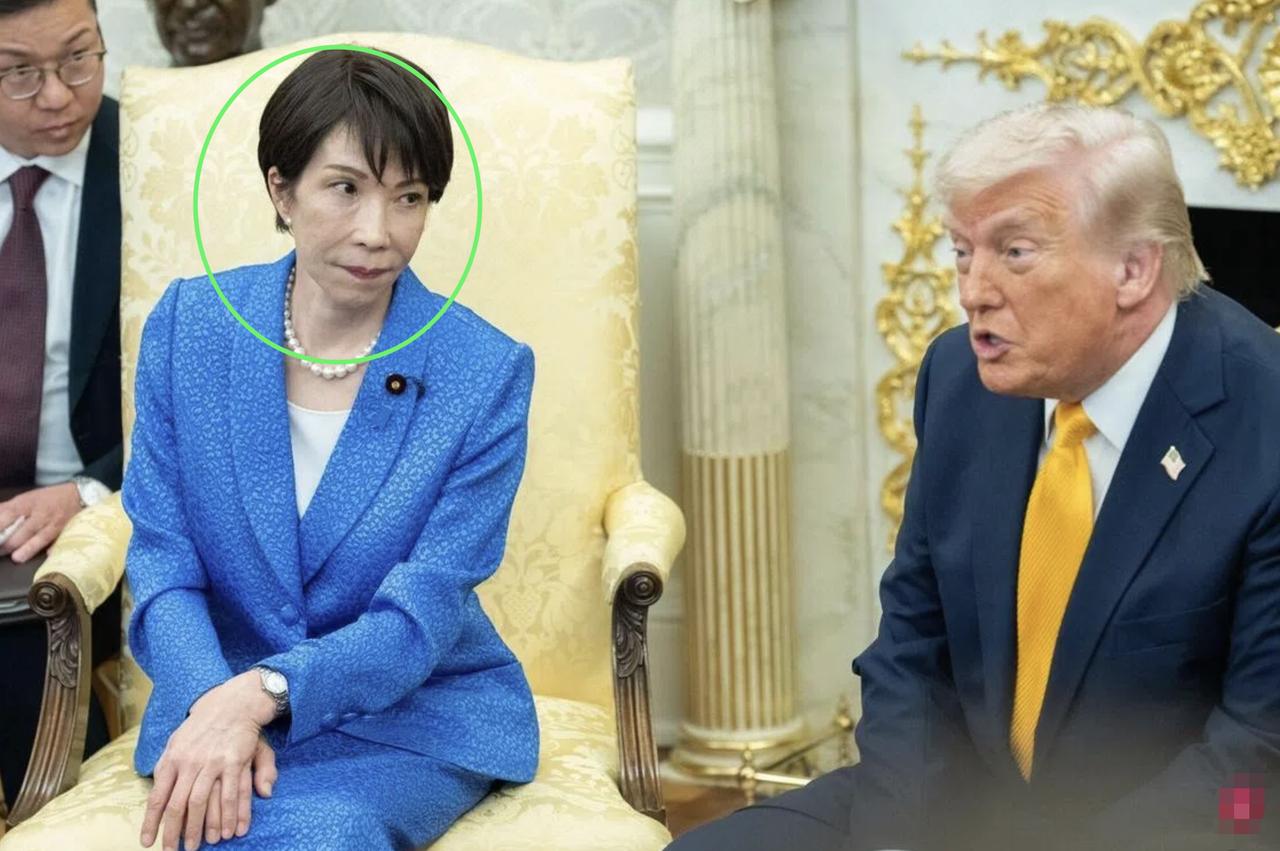 瞅瞅高市早苗这个小表情，既尴尬又无奈，因为特朗普当着她的面声称美国和以色列2月2