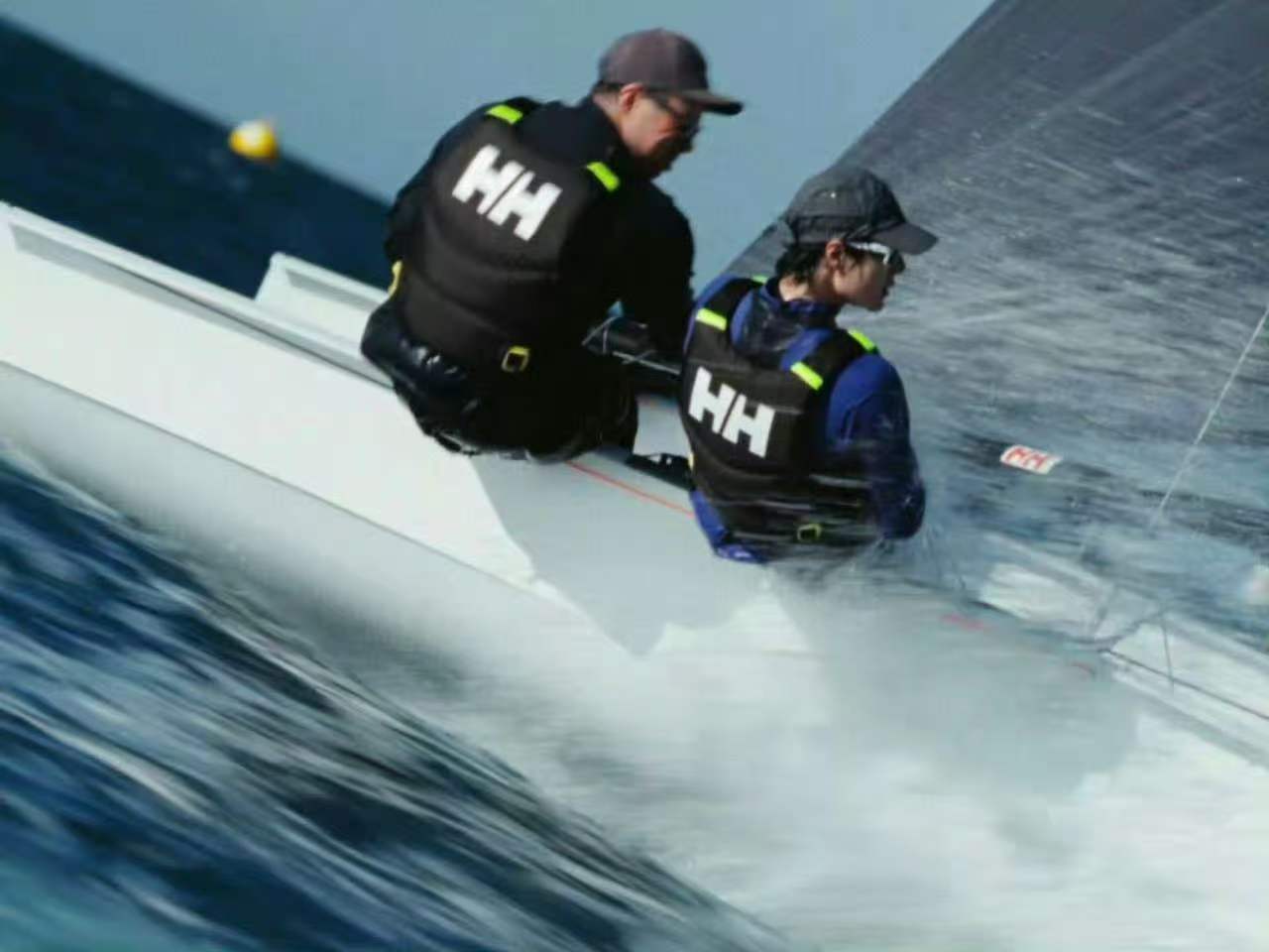 王一博掉海里了王一博船翻了~ 王一博船翻了~ 