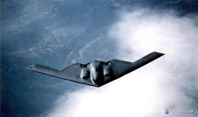美国空军的新一代远程战略轰炸机B-21“突袭者”最近频频露面，这可是让不少人眼红