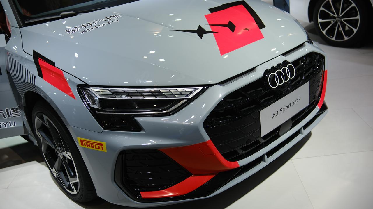 在2026齐鲁春季车展奥迪展台上，摆了一台“飞驰人生”涂装的奥迪A3Sportb