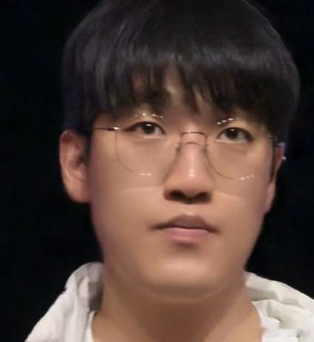哎差距是真大啊，有的签约选手拿了FMVP，为经纪公司争光，有的签约主播口嗨自家俱