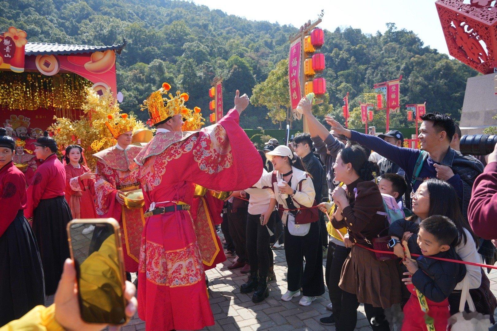 广东春节去哪儿？观音山财神巡游人气爆棚在春节来临之际，广东观音山放出大招吸引游客