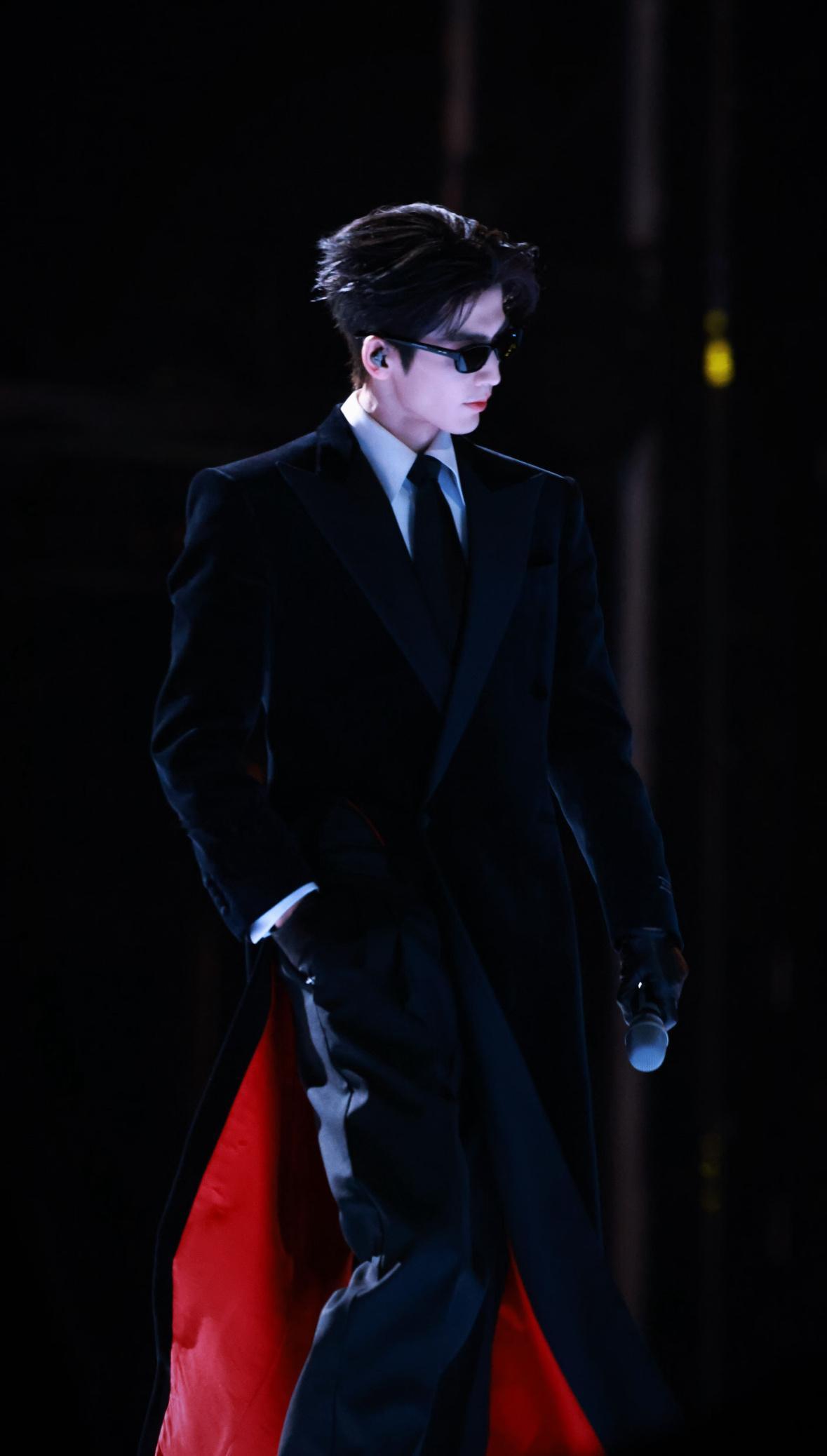 张凌赫就是男人中的迈巴赫，限量款劳斯莱斯，顶配宾利，自带锋芒又有分寸！ 