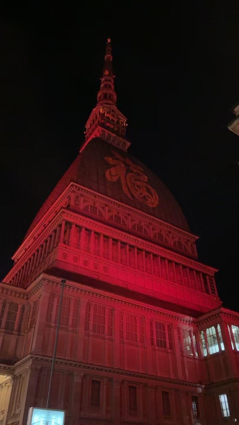 都灵地标都灵塔（安东内利亚娜尖塔）在昨天晚上点亮中国红和“福”，与全球华人共庆中