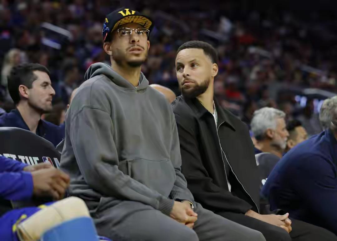 太天真了：勇士冲季后赛无望，不如早点摆烂争状元签？
有网友说勇士就算待在附加赛区