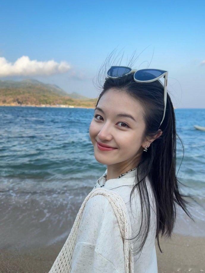 #李兰迪看到水母了# 李兰迪看海plog很值得我们大家来观赏一番～姐姐真的有很热