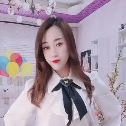 甜美蝴蝶结少女，粉色房间里的梦幻自拍