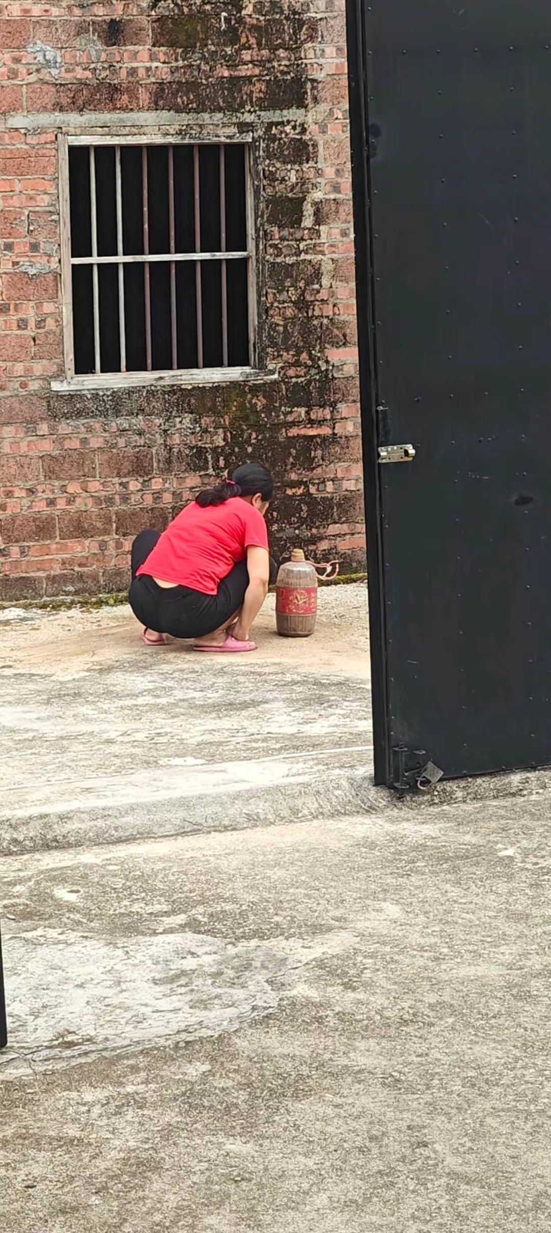 五十多岁的妈，正是玩沙子的年纪