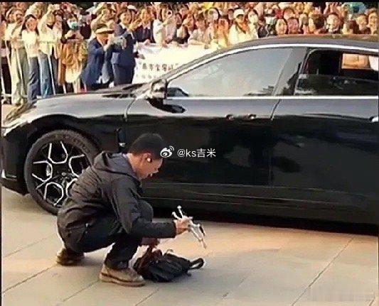 原来董宇辉出行的司机，不是专职，而是由摄像小哥兼任！网友：东方小孙还说他不会管理