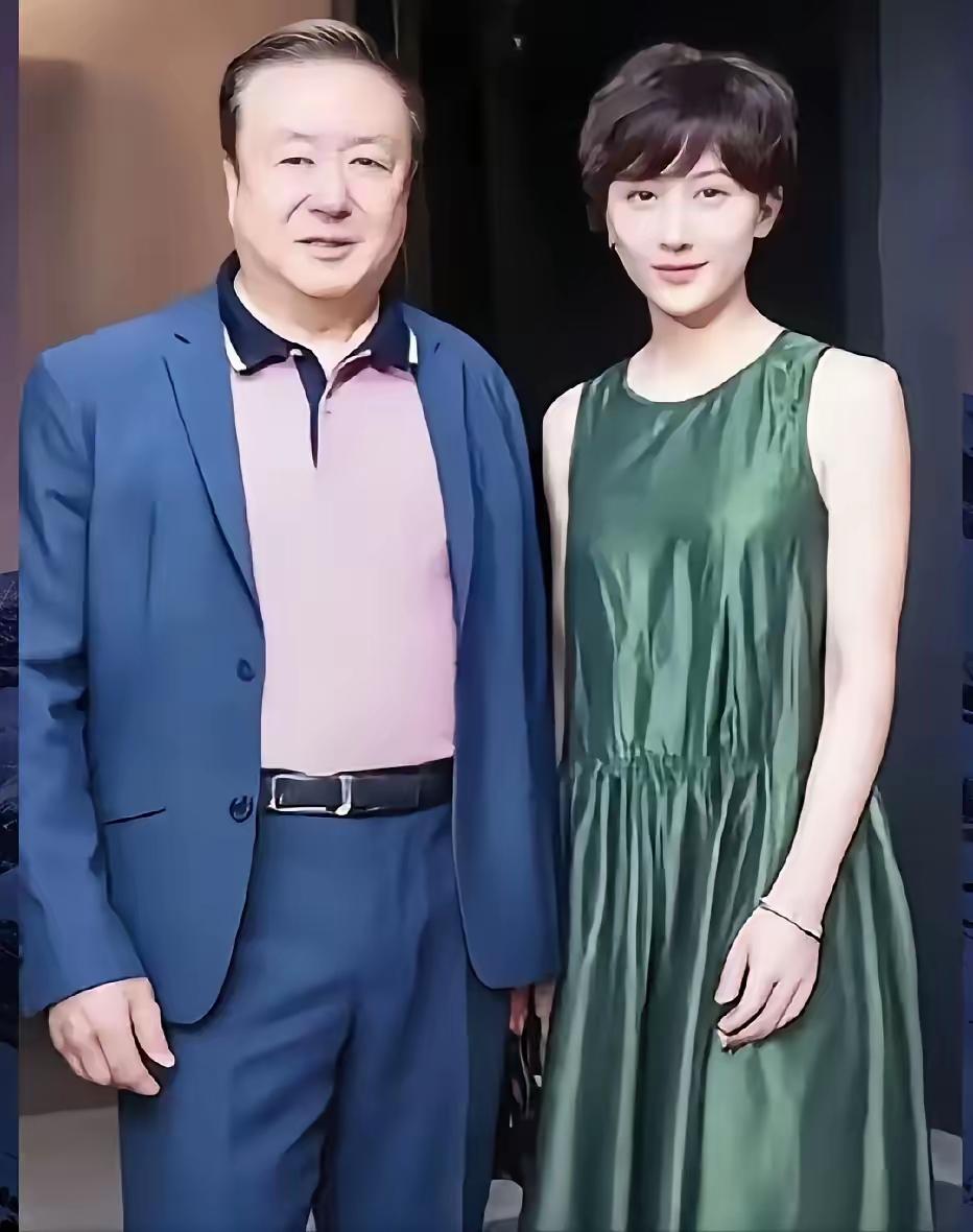 她挤走原配邬倩倩，鸠占鹊巢与大自己30岁的尤小刚结婚，现如今老公74岁儿子8岁，