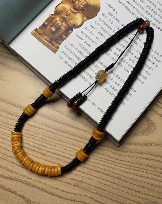 布衣绝配，68元鸡油黄蜜蜡搭配椰壳项链