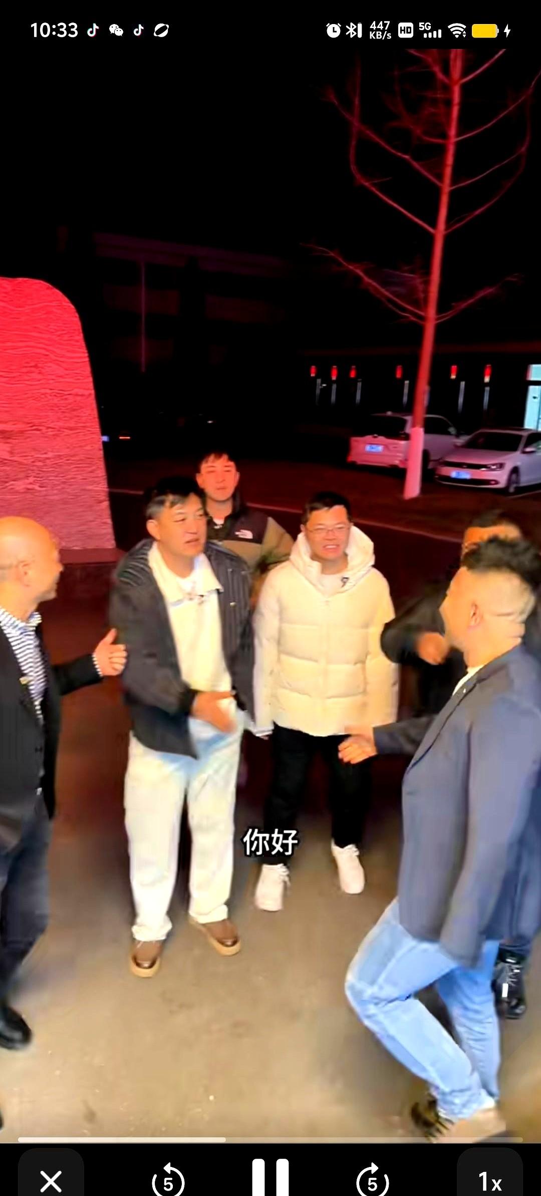 从昨晚八点那条置顶动态开始,“小凤金哥”公开宣布自己正式加入村长团队,角色定位很