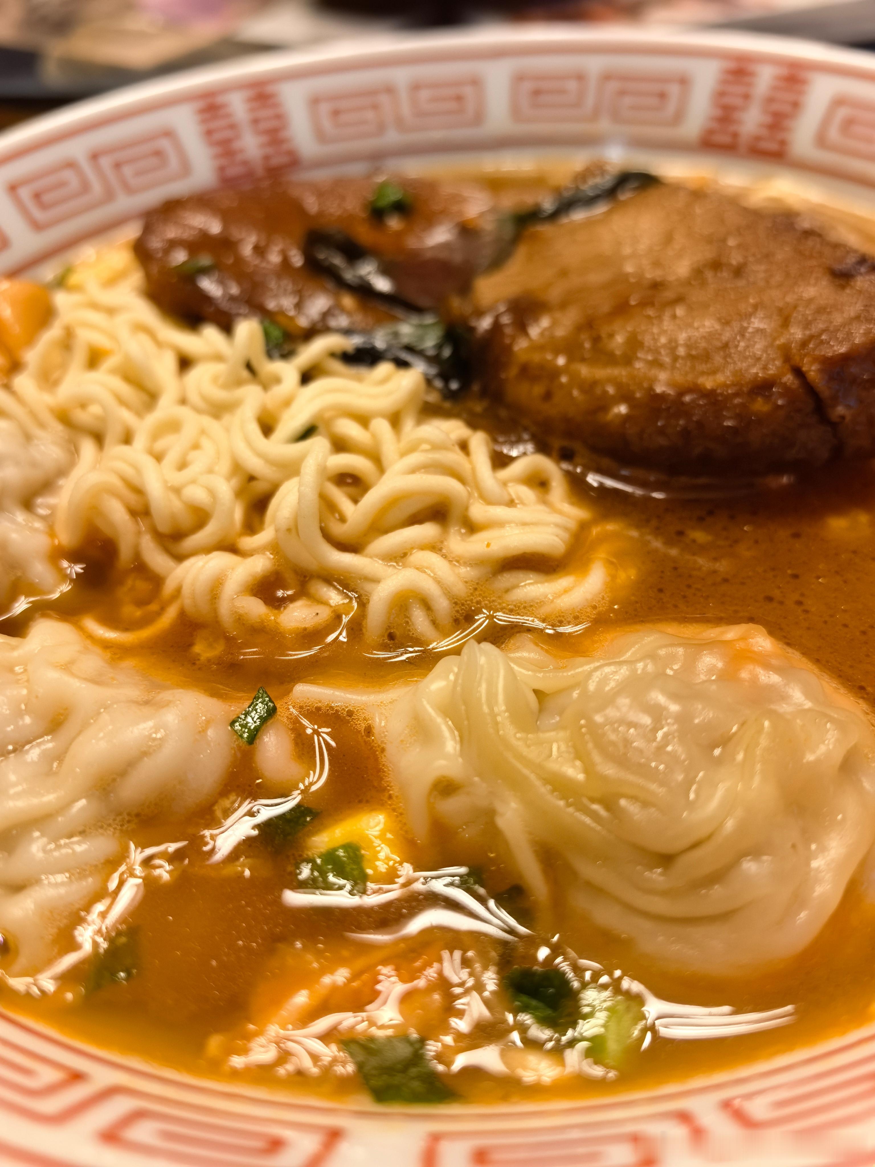 用一碗排骨素鸡馄饨面，放自己一马，放大家一马。有道是，伊朗总统赴伊拉克为哈梅内伊