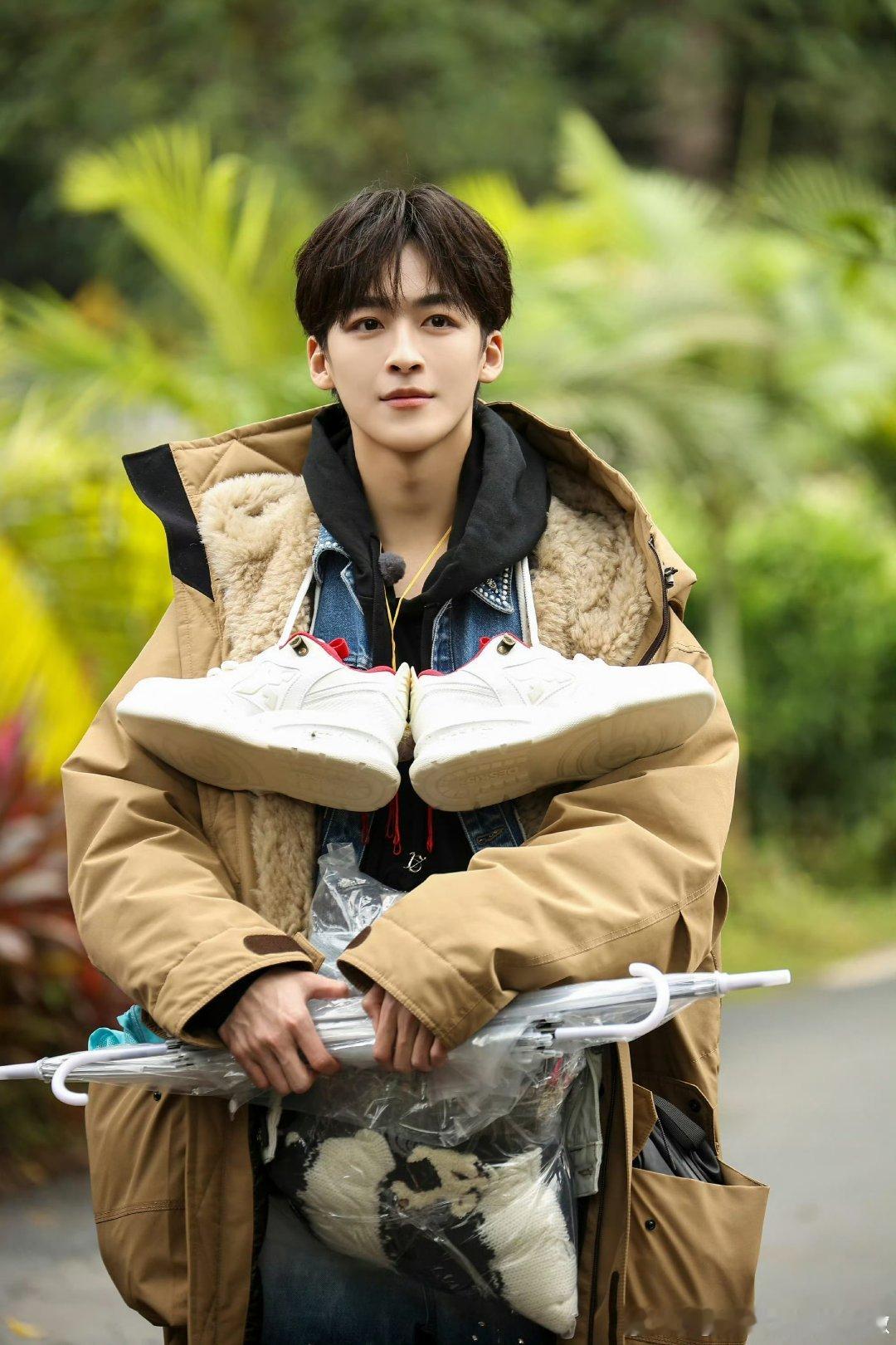 何洛洛分享彩色蝴蝶何洛洛镜头下的彩色蝴蝶，像雨林里跃动的阳光。翅膀一扇，温热的风