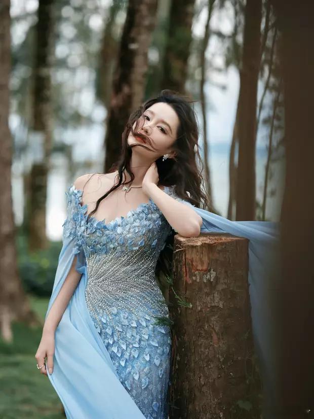 分享娱乐[超话]分享娱乐 李沁穿蓝色礼裙仙气飘飘 ，卷发造型优雅俏皮 ​​​