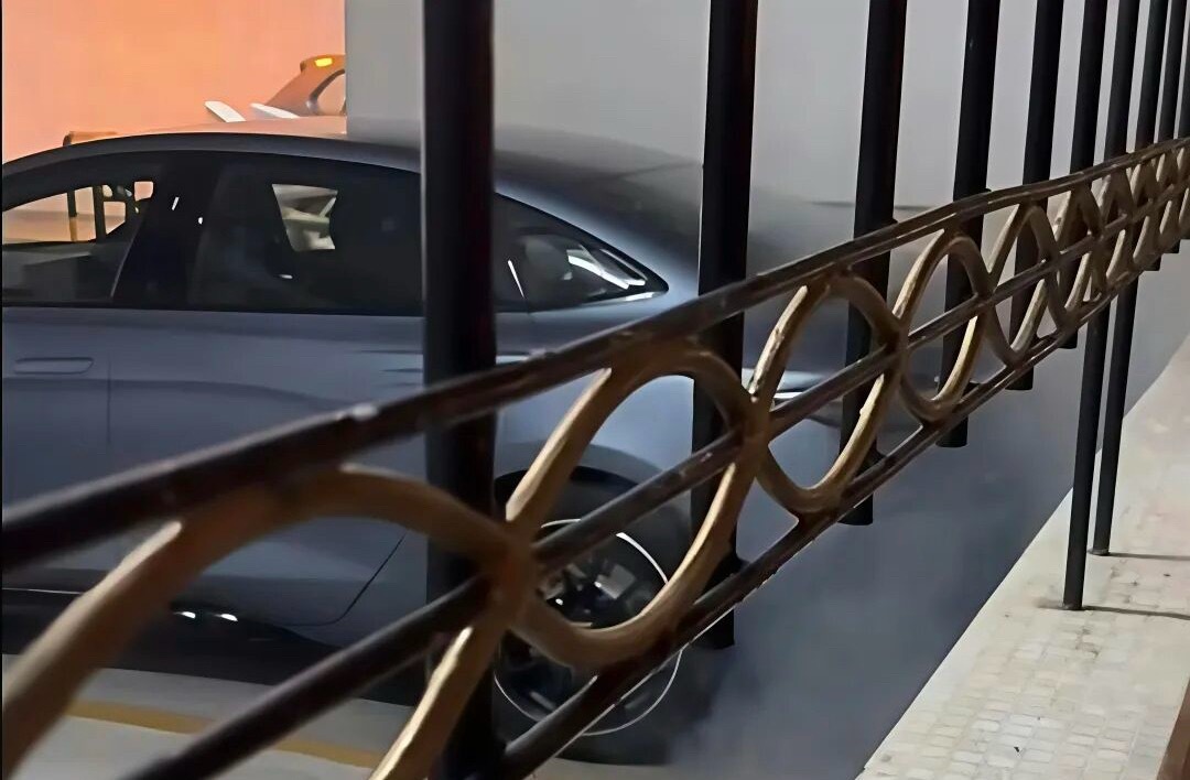 总有嗨佬想要带节奏。香港这台车，没起火，车身完整，消防到场之后地面都没有水渍。磷