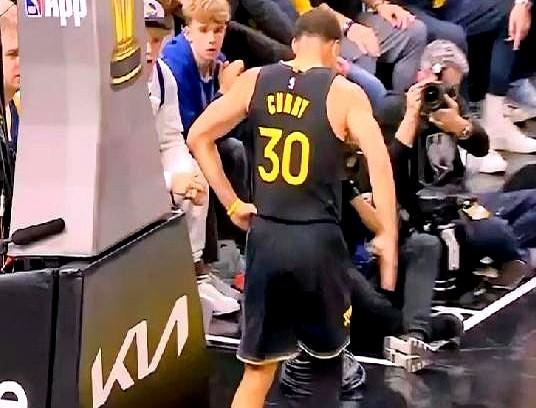 勇士这场输得真窝火！更气人的是科尔居然让带伤的库里硬撑？

末节回来库里腿明显不