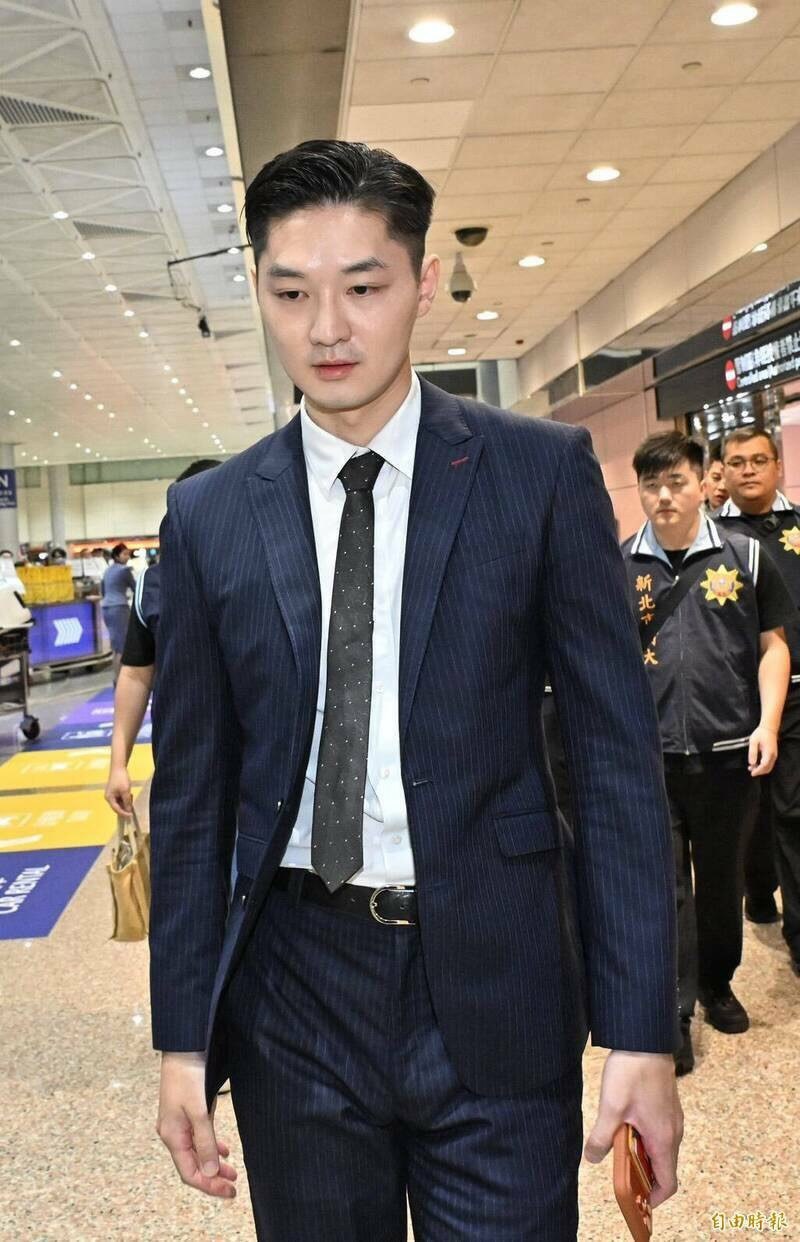 因拘提坤达爆火的检察官撞脸许雅钧这么多年了许雅钧终于熬出头了现在在台湾民众里口碑
