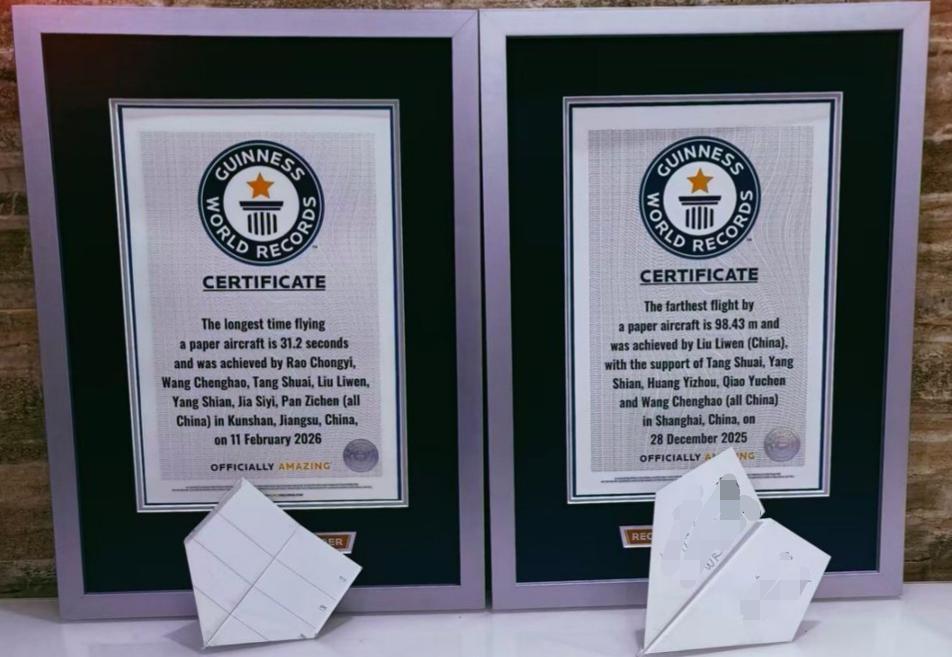 #纸飞机飞31.2秒中国青年团队破纪录#【纸飞机空中飞行31.2秒！中国青年团队