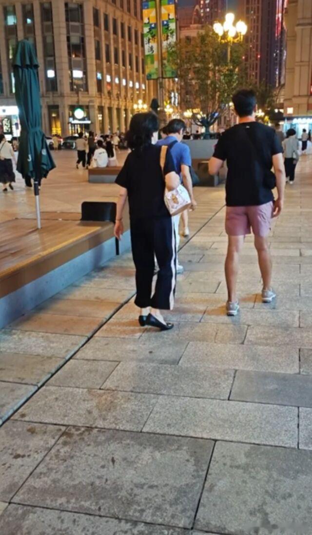 董璇女儿天津演出，高云翔开宝马来接酒窝，都44了一眼看还是很帅 